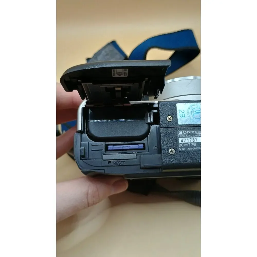 Sony Cybershot DSC-S75 3.3MP Compact Digital Camera Silver UNTESTED